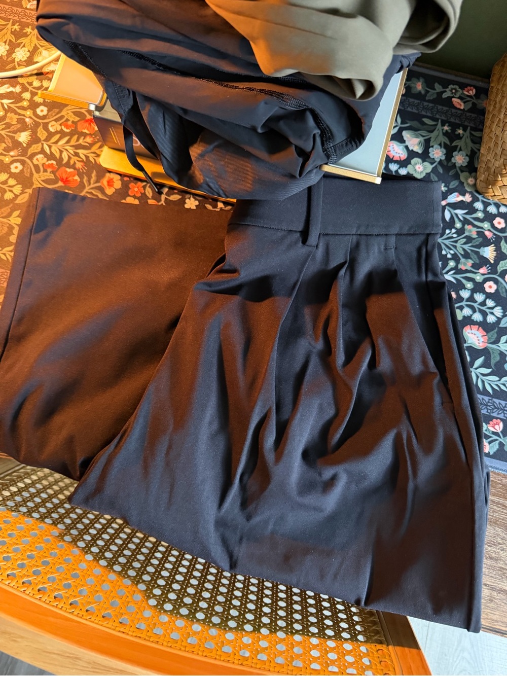 Lululemon high rise day drift black trousers pants size medium short like new